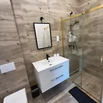 Fiona4 Centrum700m Parking Bezplatny Monitorowany Salon Z Sypialnia Tv Lazienka Kuchnia Rekuperacja דירה