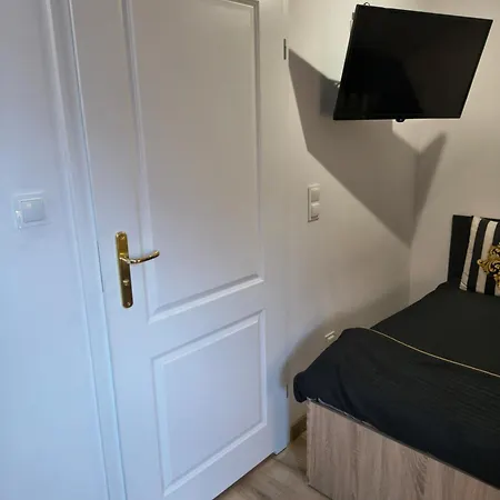 דירה Fiona4 Centrum700m Parking Bezplatny Monitorowany Salon Z Sypialnia Tv Lazienka Kuchnia Rekuperacja קרפאז'